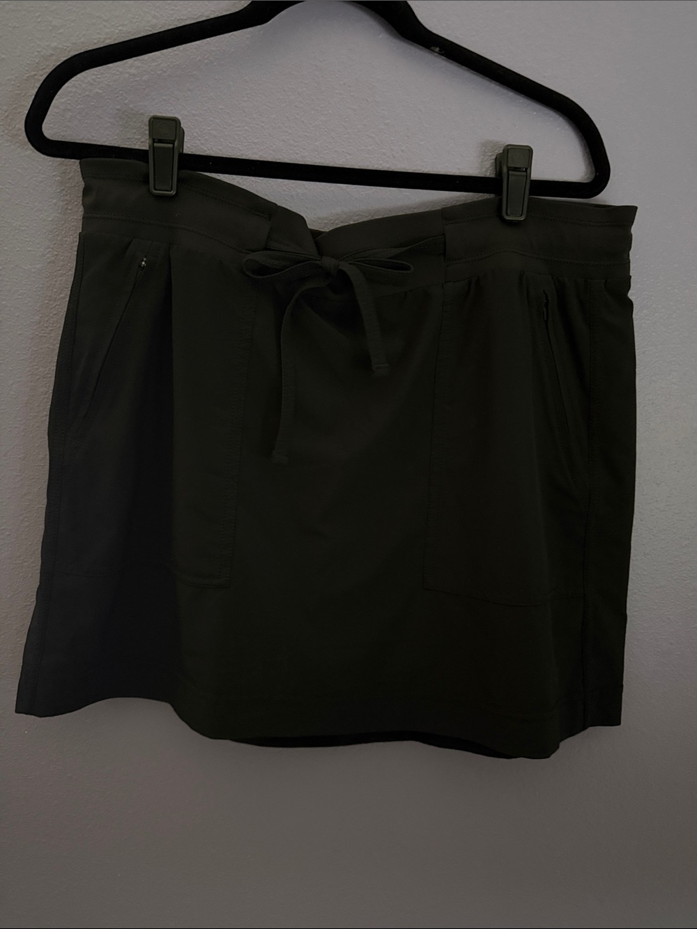 Athleta Black Chelsea Cargo Skort, Size 16, #980192